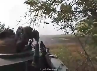 Document impressionnant montre un engin russe se faire toucher par un tir ukrainien 