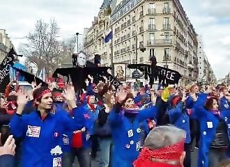 Paris: La mobilisation historique fait peur à Macron