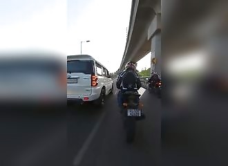 Un automobiliste pousse et fait tomber un motard lors d'un roadrage