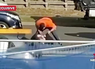 Un automobiliste veut se battre, mais il n'est clairement pas à la hauteur !