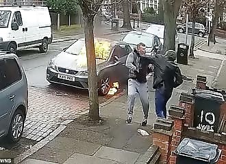 Un homme met le feu à une voiture et frappe son prétendu propriétaire lors d'une dispute enflammée dans la rue