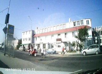 Russie : un motard et sa grosse moto renversent une grand-mère et son petit-fils