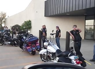 Des motards se mobilisent pour protéger le centre commercial du coin (Dakota du Sud)