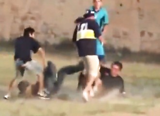 Les arbitres, des policiers et des joueurs,  se  font tabasser par des supporters mécontents (Argentine)