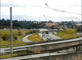 Un camion tombe d’un échangeur routier et explose (Brésil)