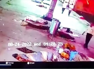 Un véritable enfoiré vole un bébé d'une femme dormant dans la rue