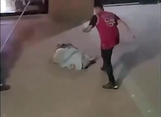 Une racaille attaque sans raison un sans domicile fixe