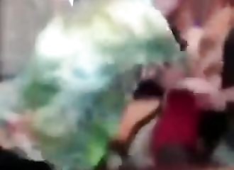 Un streamer russe pète un plomb et défonce la tête de son invitée en la cognant contre la table