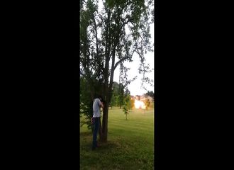 Un homme tire dans un frigo bourré d’explosifs et est surpris par les résultats de l'explosion