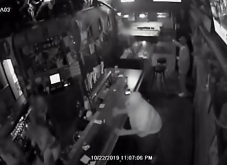 Un policier réalise deux tirs de précision et abat un meurtrier dans un bar (Californie)