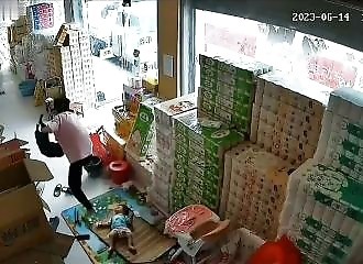 Dad defends child from aggressive dog (Warning - shocking)
