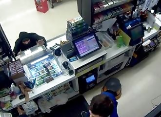 Oregon : un vendeur sort son pistolet pour calmer un braqueur armé d'une hachette