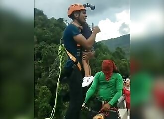 He jumps from 60 meters high with his daughter in his arms!