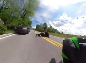 Un motard ralenti et se fait percuter par un automobiliste