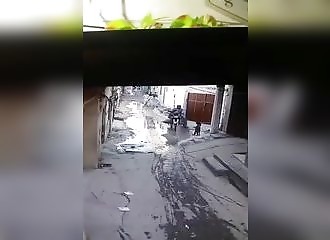 Pakistan : un enfant tombe dans une bouche d’égout et frôle la mort
