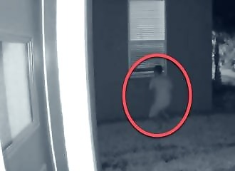 Un voyeur effrayant est pris sur le fait, il tente de fuir la police en se cachant dans un marais