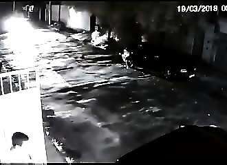 Brésil : un policier accueille des malfrats chaleureusement