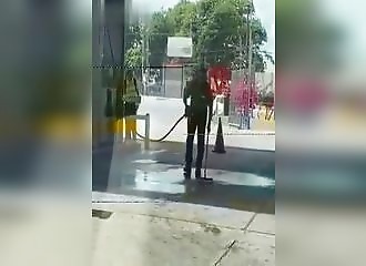 Nettoyer le sol d’une station-service