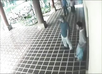 Abattu en plein jour, devant plusieurs témoins, alors qu’il parle avec un proche…