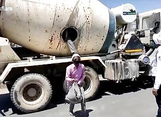 18 passagers illégaux découverts dans la toupie d’une bétonnière portée (Inde)