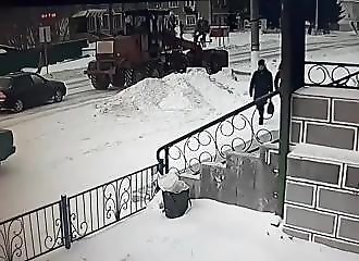 Russie : une femme âgée se fait renverser par un chasse-neige