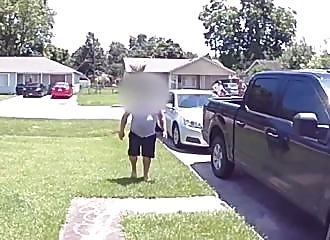 Elle veut abattre un chien et tire accidentellement sur son fils de 5 ans
