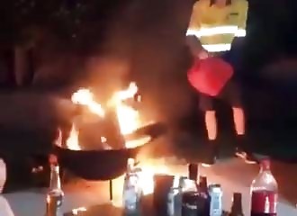 De l'essence pour alimenter un feu ? Mais quelle bonne idée !
