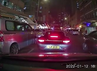 Conducteur d'une Porsche perd le contrôle de son véhicule et percute plusieurs piétons