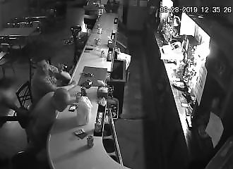 Missouri : le client d’un bar refuse de se faire braquer et continue de fumer tranquillement