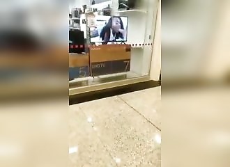 Le gérant de cette boutique est prêt à tout pour attirer la clientèle !