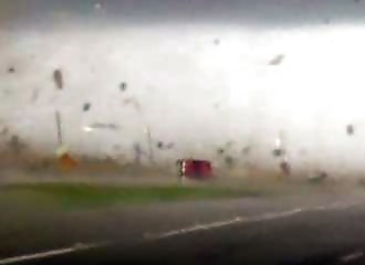 Un pickup avec des gens à l'intérieur se fait malmener par une tornade !