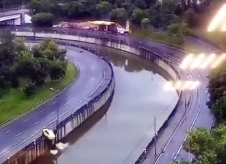 Un chauffeur de taxi perd le contrôle de sa voiture et finit dans une rivière (Russie)