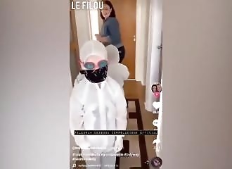 Deux enfants rendent visite à leur grand-parents, en combinaison biologique ! 
