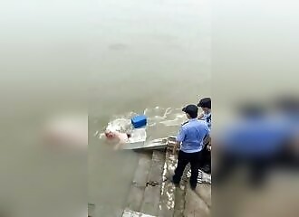 Deux policiers pas très motivés n'arrivent pas à sauver un homme dans un fleuve