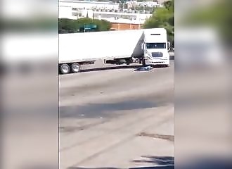 Un homme oublie de mettre le frein à main sur son camion