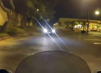 Un motard filme le moment où un automobiliste lui fonce dessus et le percute violemment (Public averti)