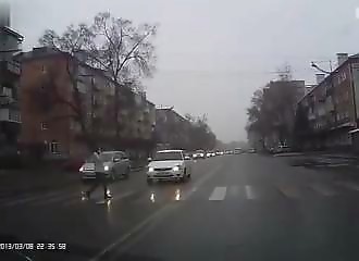 Elle traverse la rue téléphone à l’oreille et finit par se faire renverser