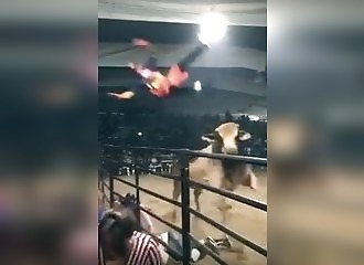 Un clown de rodéo se fait lancer dans les airs par le taureau