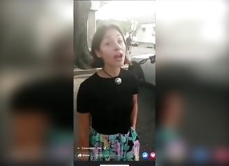 Il pète un plombe lorsque ses voisins bloquent la rue pour faire une fête illégale