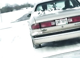 Une automobiliste montre sa sublime paire de fesses à une autre