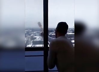 Un homme veut tirer un feu d’artifice par sa fenêtre, sauf que tout lui explose à la gueule !