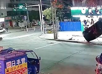 Une voiture se renverse après avoir roulé sur un hauban (Chine)