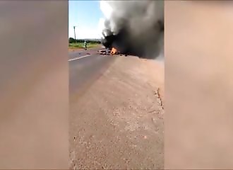En pleine course illégale, deux motards percutent un camion et meurent carboniser (Brésil)