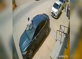 une voiture lui sauve la vie lors d'une chute