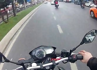 Sans mettre de clignotant, un automobiliste sort soudainement d’une file et renverse un scootériste