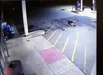 En plus de lui voler sa voiture, on lui roule dessus (Ohio)