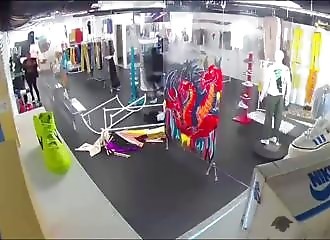 Regardez comment ce magasin se fait complètement vider par une bande de malfrats !