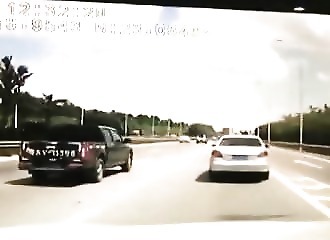 Chine : un automobiliste tente d’éviter un gros morceau de bois qui traîne sur la chaussée et c’est la catastrophe