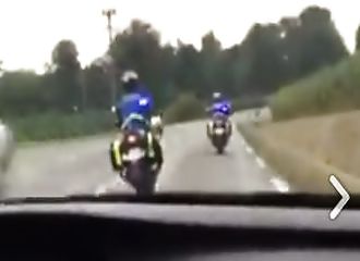Sa femme est sur le point d’accoucher lorsqu’ils se font escorter par des motards de la Gendarmerie