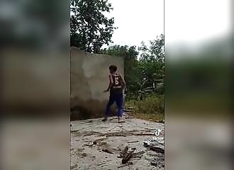 Il tente de briser un mur, cela ne se passe pas comme prévu